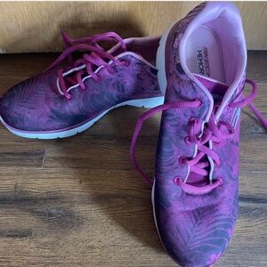 Women’s size 10 sketchers memory foam